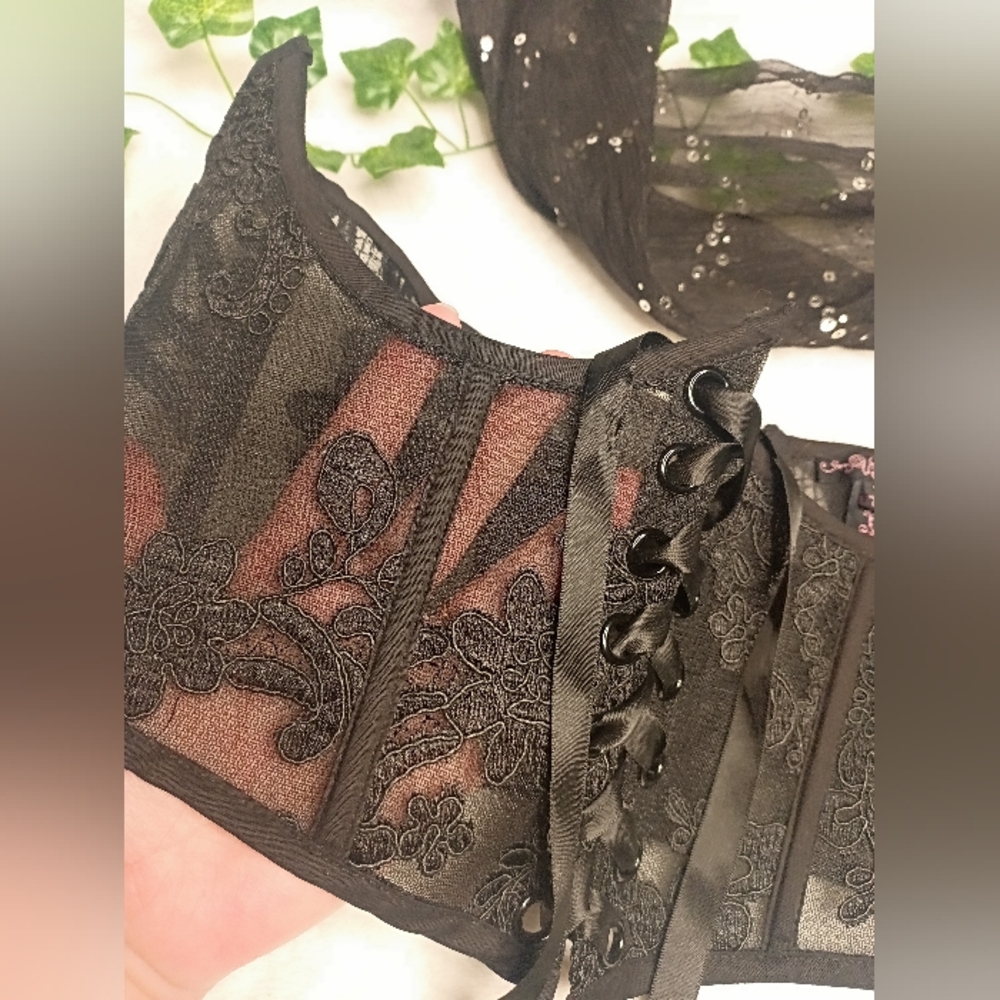 **NWOT** Elegant Black Lace Corset By Unholy 🖤 - Picture 3 of 15